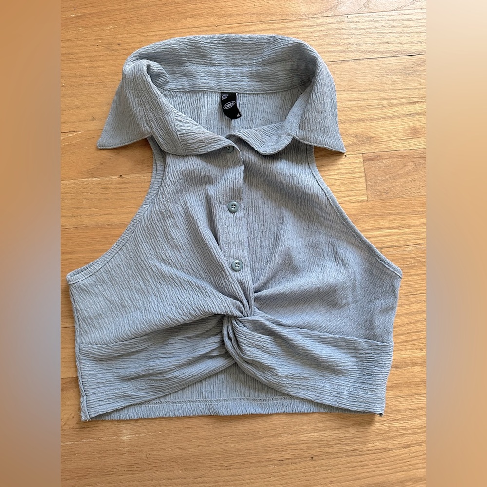 Cider M textured crop top. M with buttons and collar.